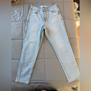 Hollister Curvy High-Rise Mom Jean